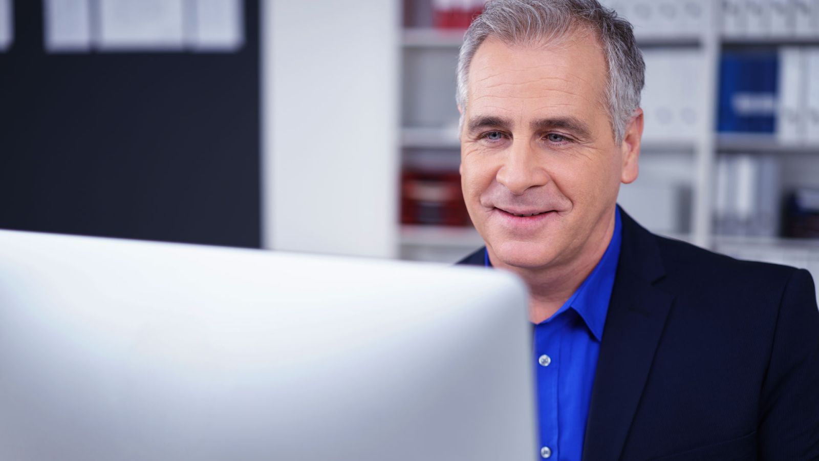 Ein Laborfachmann analysiert Ergebnisse am Computer in einer modernen Laborumgebung. Das Bild steht f&uuml;r GMP-konforme Auswertung, verl&auml;ssliche Dokumentation und auditfeste Qualit&auml;tskontrolle&mdash;ideal f&uuml;r Unternehmen mit hohen regulatorischen Anforderungen an unabh&auml;ngige Analytik, Pr&uuml;fung und Freigabeentscheidungen.